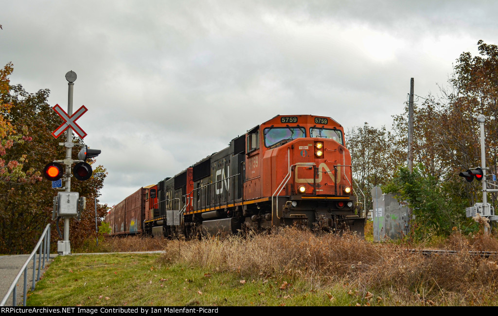 CN 5759 leads 403 at MP 123